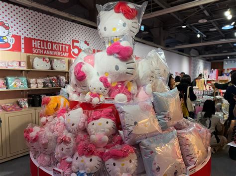 喜歡hello kitty的人|Hello Kitty 50週年｜你不知道的Kitty冷知識！BillGates曾出5.6億 